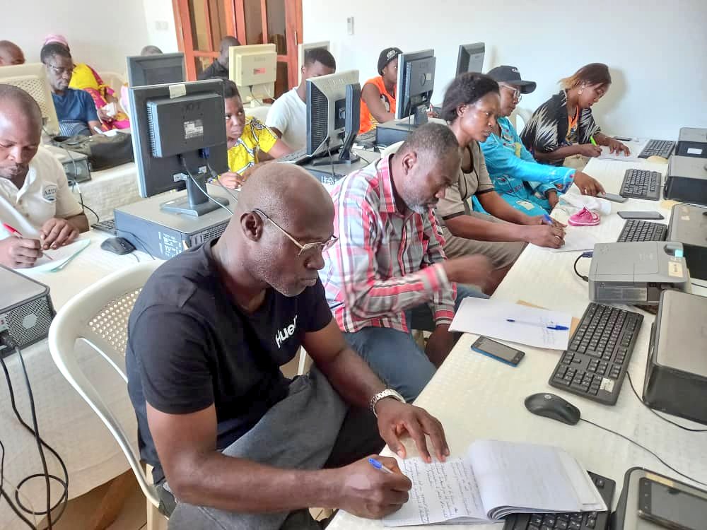 RR_IAI_Abanda's tweet image. Une formation de femmes et jeunes aux TIC est en cours en ce moment à Makak sous  l'encadrement de Mme Mbeng, Conseiller Régional et actrice de Premier plan pour la modernisation de la ville de Makak.