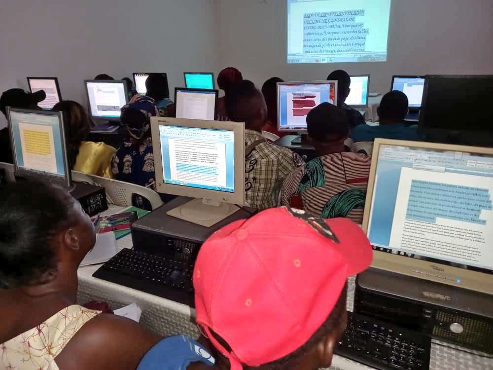 RR_IAI_Abanda's tweet image. Une formation de femmes et jeunes aux TIC est en cours en ce moment à Makak sous  l'encadrement de Mme Mbeng, Conseiller Régional et actrice de Premier plan pour la modernisation de la ville de Makak.