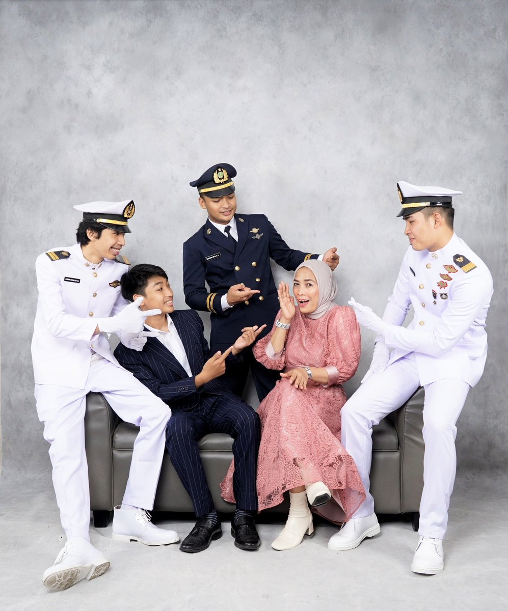 Family. Miss u pah kita janji akan selalu jagain bunda.