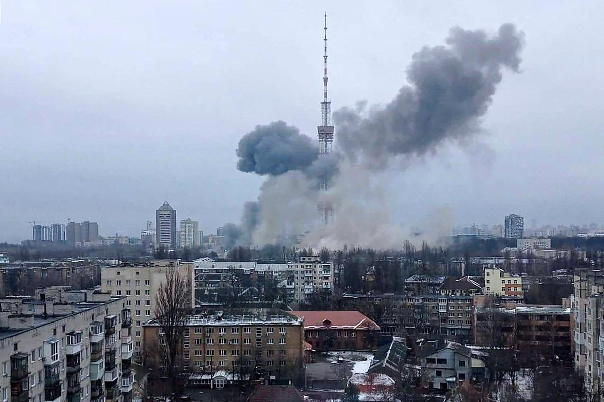 Deux médias d'opposition russes censurés, la tour de télédiffusion de Kyiv bombardée : la guerre que la Russie livre à l'Ukraine se joue aussi sur les terrains de la communication et de l'information, avec une 🇺🇦 qui maîtrise les armes pour se défendre. franceculture.fr/emissions/la-r…