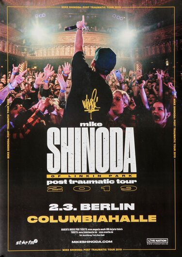 Mizzey_001's tweet photo. 3 Jahre her. Ein tolles Erlebnis. Viel hat sich verändert seither. Aber das ist ein Abend, ein Erlebnis, der/das bleibt. #PostTraumaticTour @mikeshinoda @sandra_MilenaLP @cafedrine @Elena_Marie_89 @AngieM572 @JulianeWenke @Baronin7 @penny_vogiatzis https://t.co/wj5HeAvz5Z