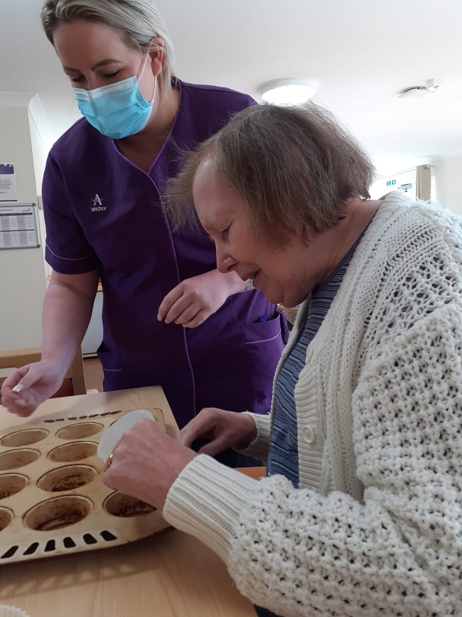 SilverCourtAH's tweet photo. Residents enjoying some arts and crafts they really do enjoy all the resources provided by Anchors Sarah Gould 😊 #WednesdayMotivation #gbbakeoff @AboutEG https://t.co/70JrN7PfQA