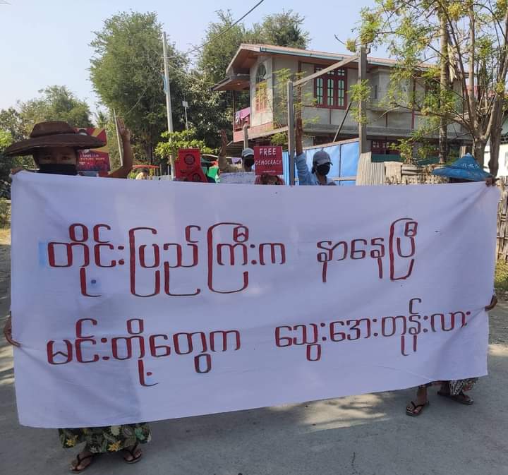 RainXcix's tweet photo. 388th day of anti-dictatorship demonstration was continued by the revolutionary youths and residents in #Kalay township on March 2.

#SanctionAviationFuel
#2022Mar2Coup
#WhatsHappeningInMyanmar https://t.co/kN1CjrwGxA