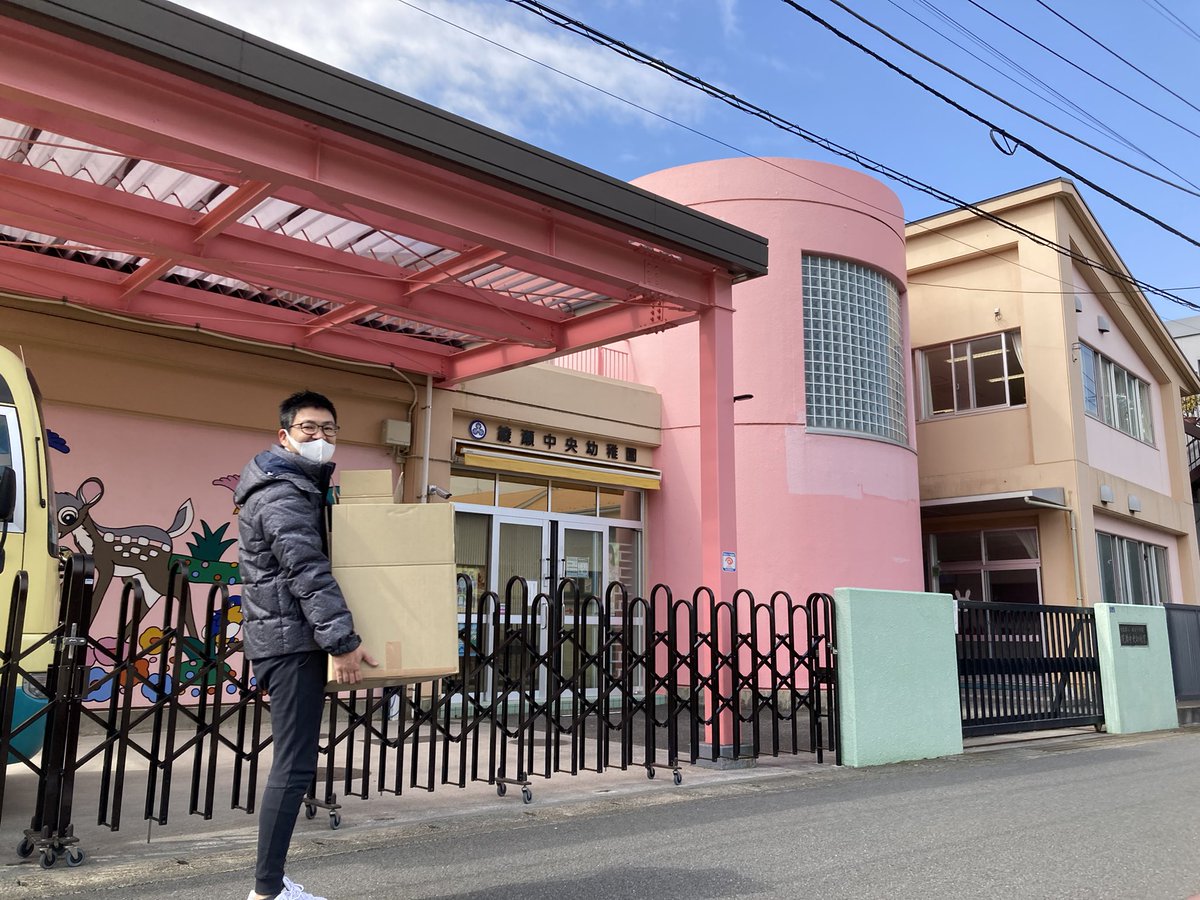 ayase_seinenbu's tweet photo. 本日は花火大会を楽しんでもらうため綾瀬市内の保育園・幼稚園・小学校のご協力のもと、子供達に手持ち花火セットを配布いたしました！

ご家族で楽しんでもらえると幸いです😄

＃綾瀬市商工会青年部花火大会 ＃2022年3月5日 ＃市内小中学校11箇所から同時打ち上げ https://t.co/zE63blIDBA