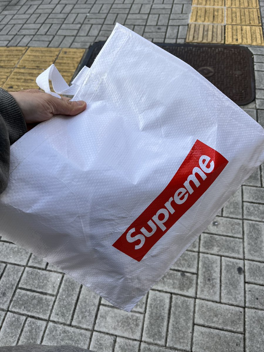 s2000_kazu's tweet photo. #supreme #newera #boxlog
即完売キャップがまだ売ってた!
supreme袋変わってたし https://t.co/VJWlUrVWlq