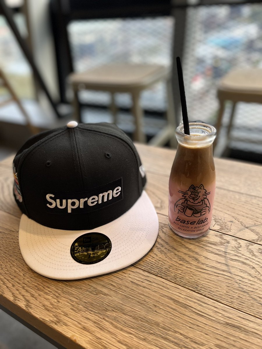 s2000_kazu's tweet photo. #supreme #newera #boxlog
即完売キャップがまだ売ってた!
supreme袋変わってたし https://t.co/VJWlUrVWlq