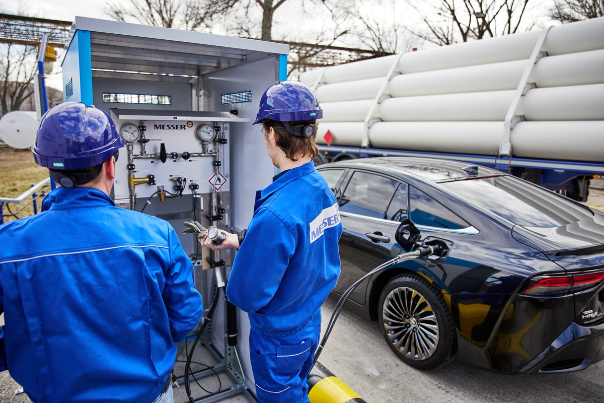 Messer in der Slowakei eröffnete die erste #Wasserstofftankstelle des Landes in Bratislava. Das Unternehmen verfügt über mehr als 30 Jahre Erfahrung in der Wasserstoffproduktion/-versorgung und gehört damit zu den erfahrensten Wasserstoffanbietern in der Slowakei. #gasesforlife