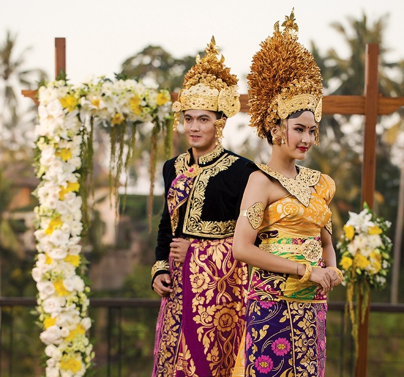 リリコ𓁴ゆる浮上 Miime Roscoe みーめちゃんは情熱のダンス フラメンコの衣装 エネルギッシュな赤に大きな花飾り ピタッとした曲線美 スペインアンダルシア発祥のダンスです 燃え上がれ シュヴァルツへのアモール T Co Dfoyjktbls