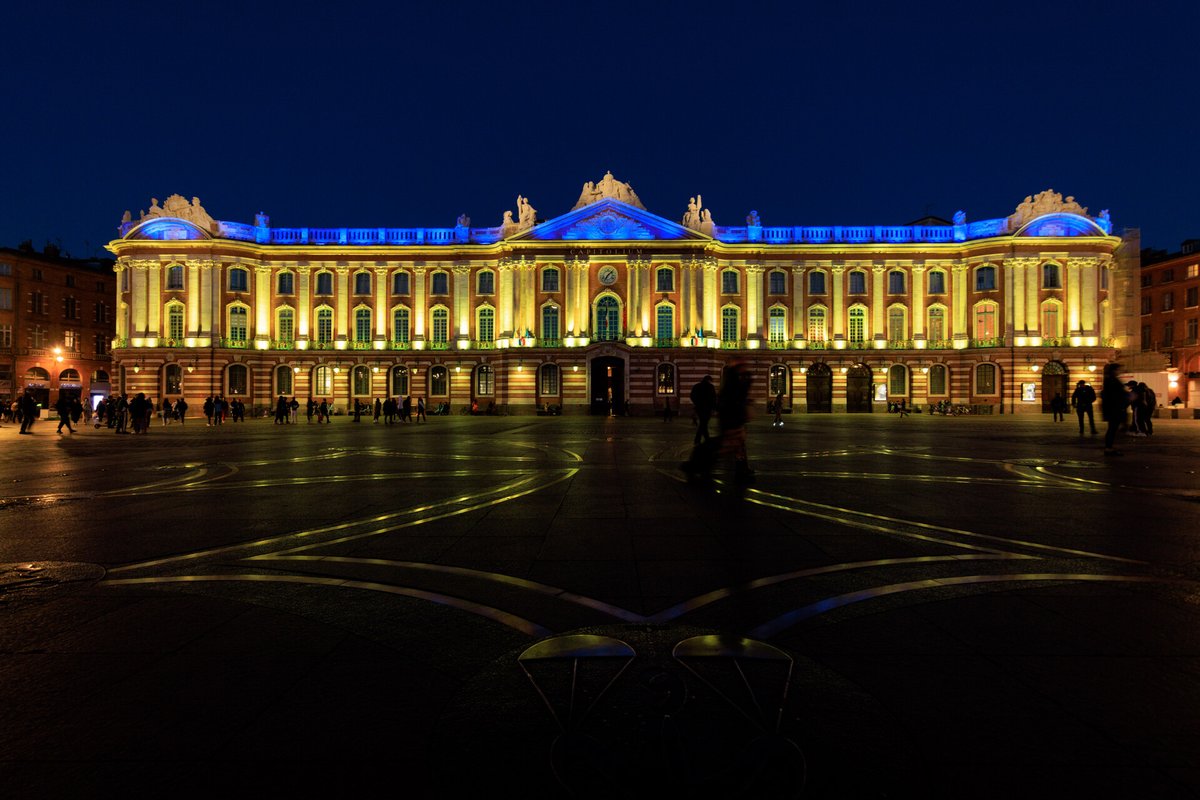 Toulouse's tweet image. En soutien au peuple #ukrainien et aux habitants de #Kyiv, la façade du #Capitole est éclairée aux couleurs du drapeau de l'#Ukraine 🇺🇦 toute la semaine.

Crédit photo : Patrice Nin. Mairie de #Toulouse