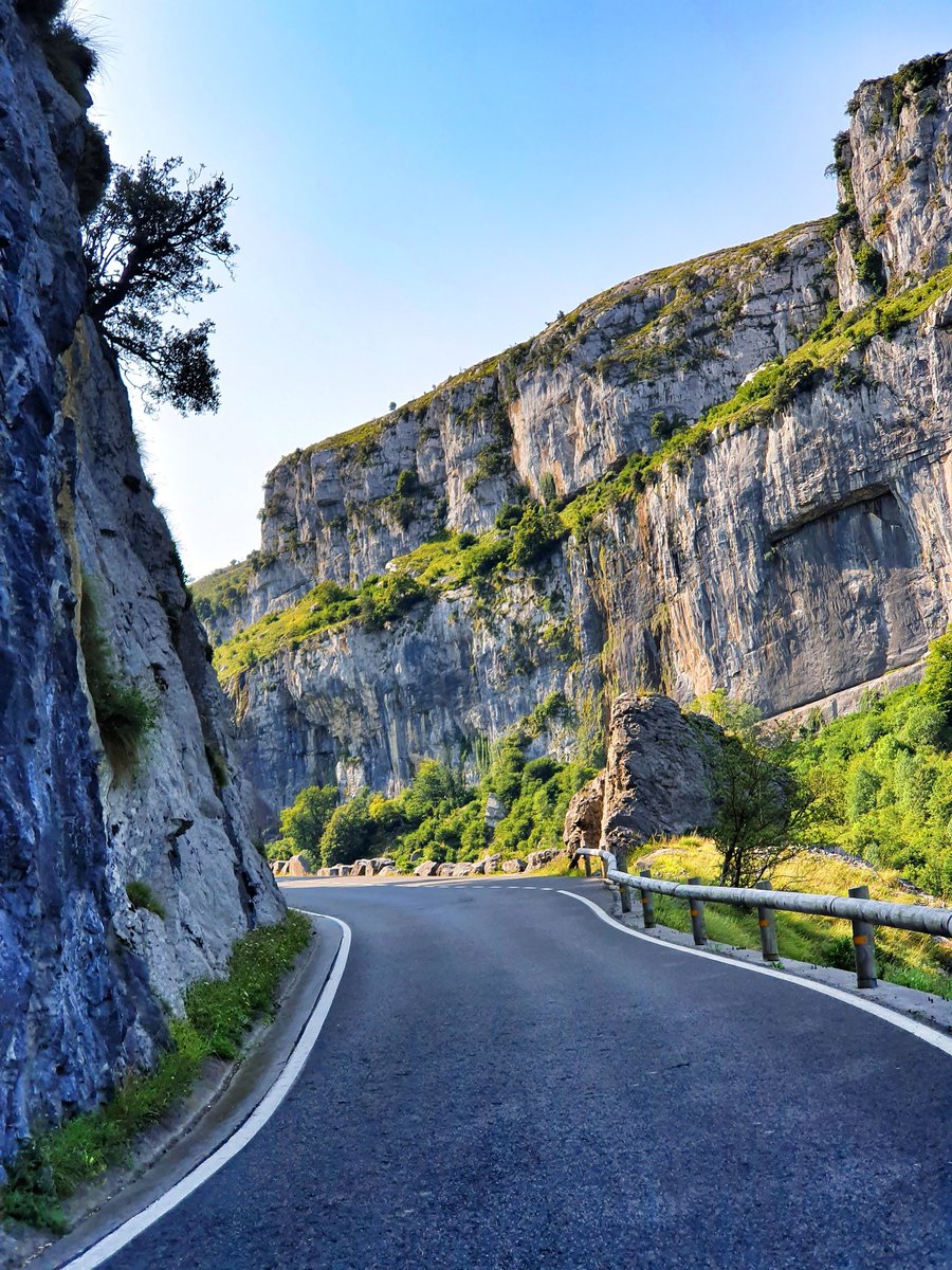 amantes_cycling's tweet photo. Picon Blanco por Arredondo
(Cantabria &amp;  Burgos)

-Longitud, 22 Kilómetros
-Pendiente media, 6%
-Altitud, 1.519 m
-Desnivel, 1.300 m

-ℹ Tres puertos al precio de uno, el novedoso coloso de la cordillera Cantábrica. https://t.co/tsimeIxuyL