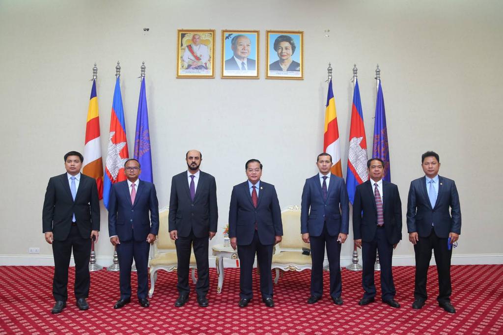 التقى سعادة السفير صالح بن محمد الصقري خلال زيارته إلى مملكة كمبوديا بكل من معالي عثمان حسن - الوزير الأول لشؤون المهام الخاصة، وسعادة سمان منان - نائب وزير الخارجية والتعاون الدولي، وسعادة نائبة وزير التجارة، تطرقوا خلالها ما يهم علاقات البلدين