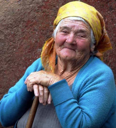 The world has fallen in love with “Ukrainian Grandma”: the brave little woman who scolded invading Russian soldiers, telling them to “go eat rotten turnips”!

CORRECTION:
The viral “Ukrainian Grandma” image is actually of a Croatian woman who poisoned hundreds of dogs in 1997.