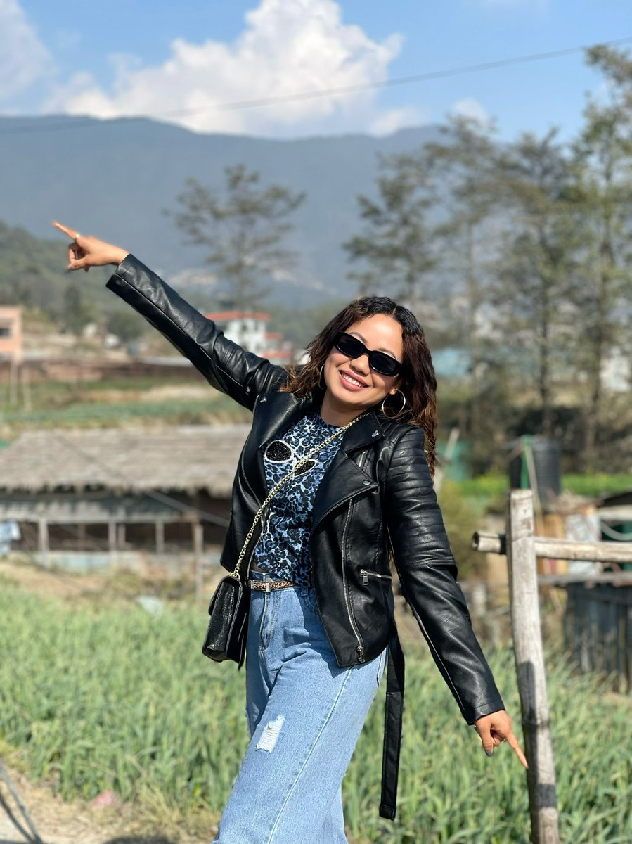 BomjanReshma's tweet photo. आफ्नै छ् पारा मेरो बेग्लै छ् आनिबानी 
कोहिको मन बिझाउ��े काम 
गर्दिन जानी जानी 😍😍 https://t.co/gbO88GYNFN
