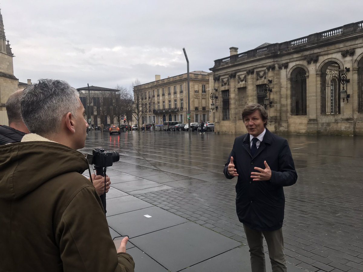 BdxEnsemble's tweet photo. 🎙 Deux ans après le premier tour des élections municipales à #Bordeaux, @NicolasFlorian_ répond aux questions de @BordeauxReplay au sujet du premier bilan de l’équipe de Pierre Hurmic : « Depuis deux ans, il ne se passe rien ». https://t.co/UDvFWXKz0b