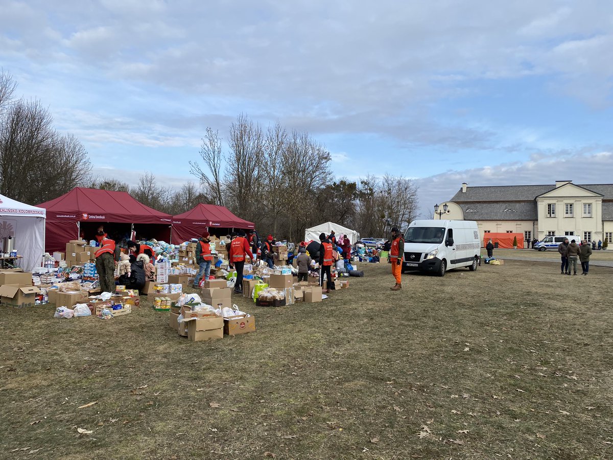 VGleitsmann's tweet image. Freiwillige und Hilfsorganisationen sammeln Spenden für Geflüchtete aus der #Ukraine in #dorohusk #poland