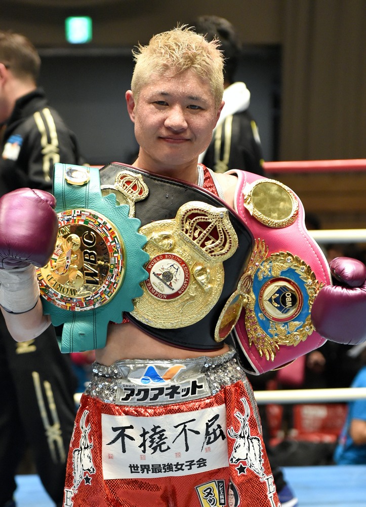 On April 9th, in San Antonio, the WBC World female flyweight champion Marlen Esparza (11-1, 1 KO) will battle the WBA World female flyweight champion Naoko Fujioka (19-2-1, 7 KOs).