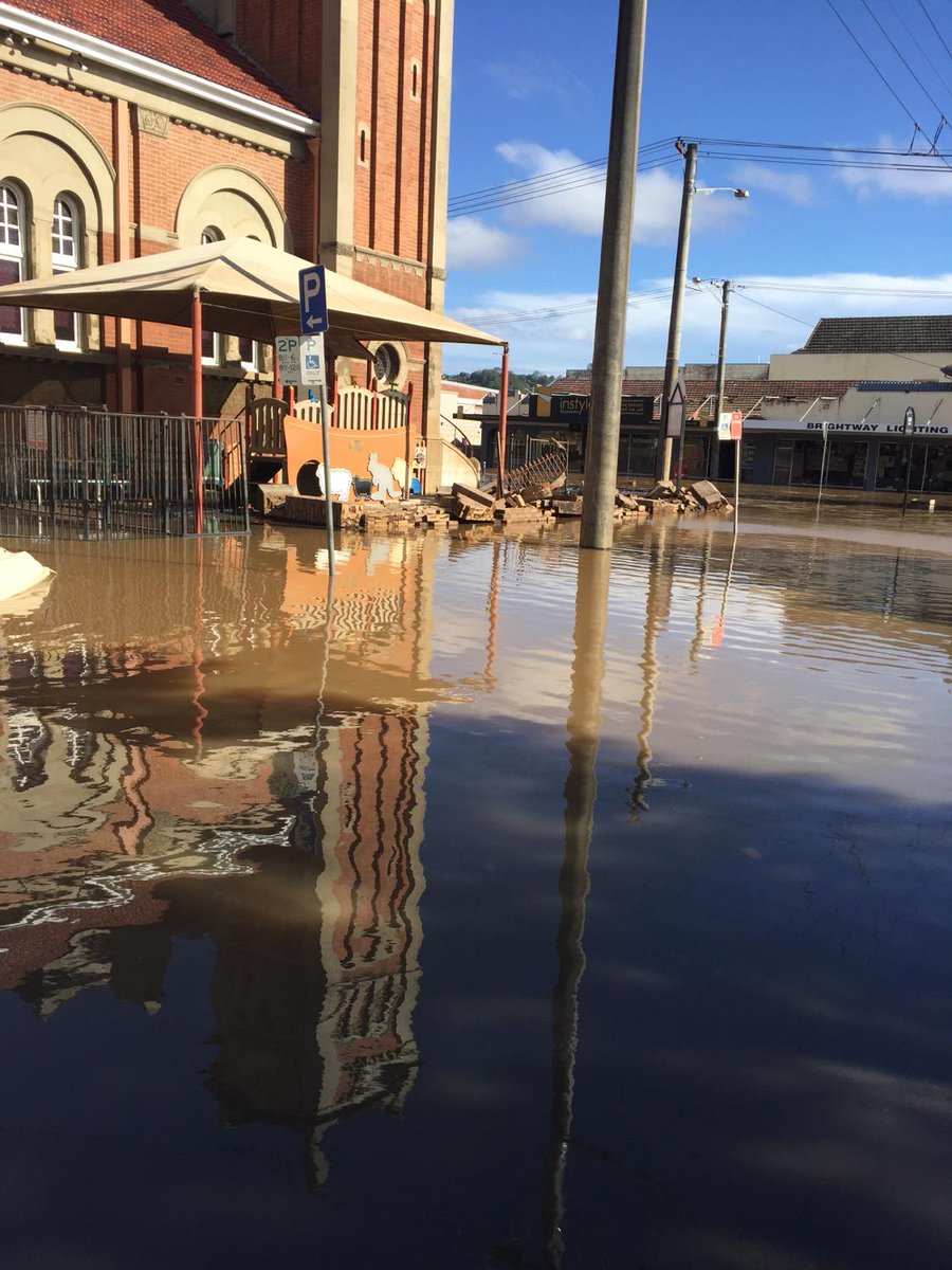The Anglican Church in Lismore was once protected by a 1.8m wall. No longer.
More flood updates as thousands ordered to evacuate:

portnews.com.au/story/7639464/… via <a href="/portmacnews/">Port Macquarie News</a>