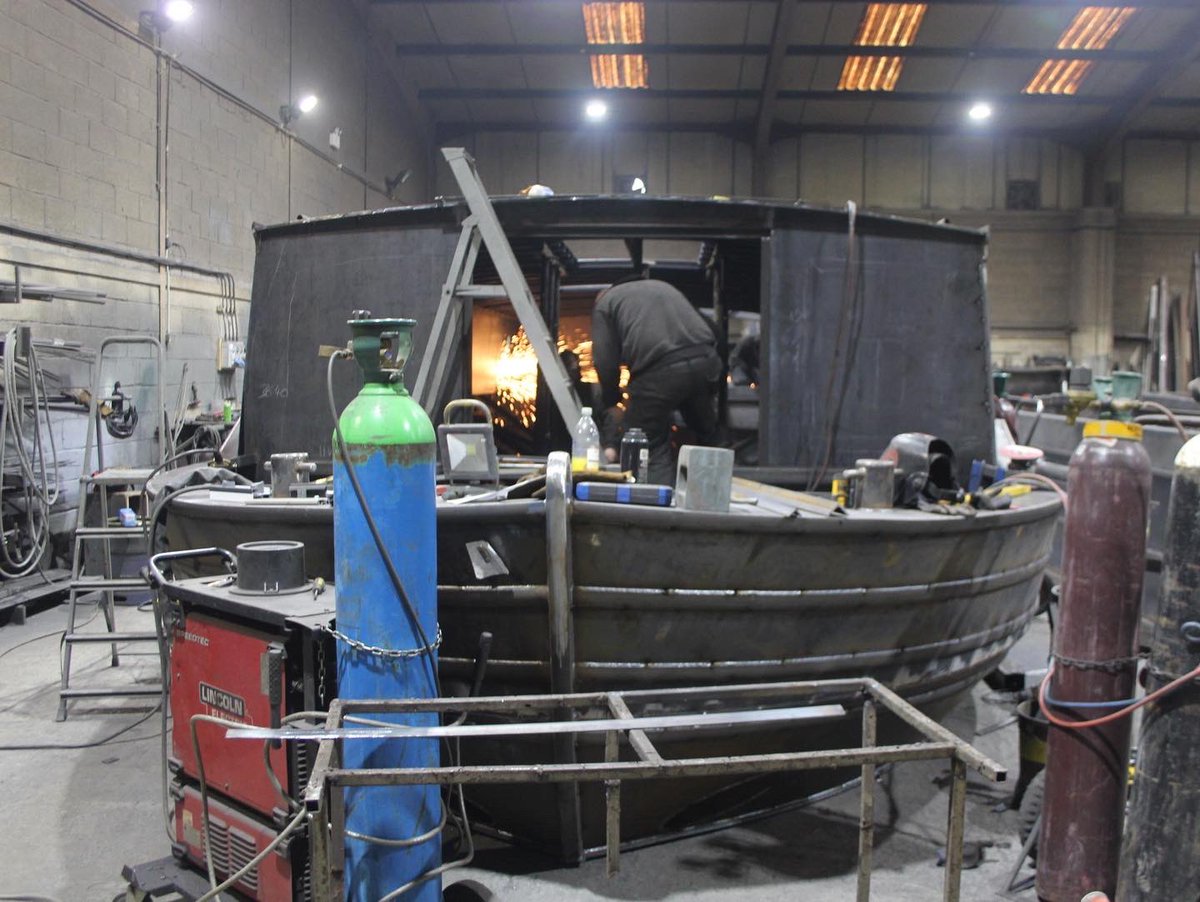 EthelBarge's tweet photo. Those big, flat sheets of metal we saw just a few weeks ago are really taking shape, here’s Pearl looking much more like the lady she will become! No wheelhouse yet but watch this space!
#pearlsprogress #colecraftboats https://t.co/devRdBzMVO