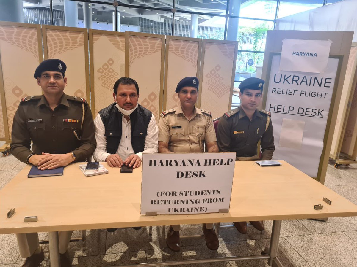 DiprHaryana's tweet photo. यूक्रेन से देश लौट रहे छात्रों की मदद के लिए हरियाणा सरकार द्वारा मुंबई एयरपोर्ट पर स्थापित किए गए हेल्प डेस्क ने काम करना शुरू कर दिया है। इंस्पेक्टर अजय मलिक, SI रविंदर कुमार, पी/एसआई मोहित कुमार और श्री सत्यवान जेई (हैफेड) मुंबई हवाई अड्डे पर हेल्प डेस्क का संचालन कर रहे हैं। https://t.co/BfzCtCqgqb