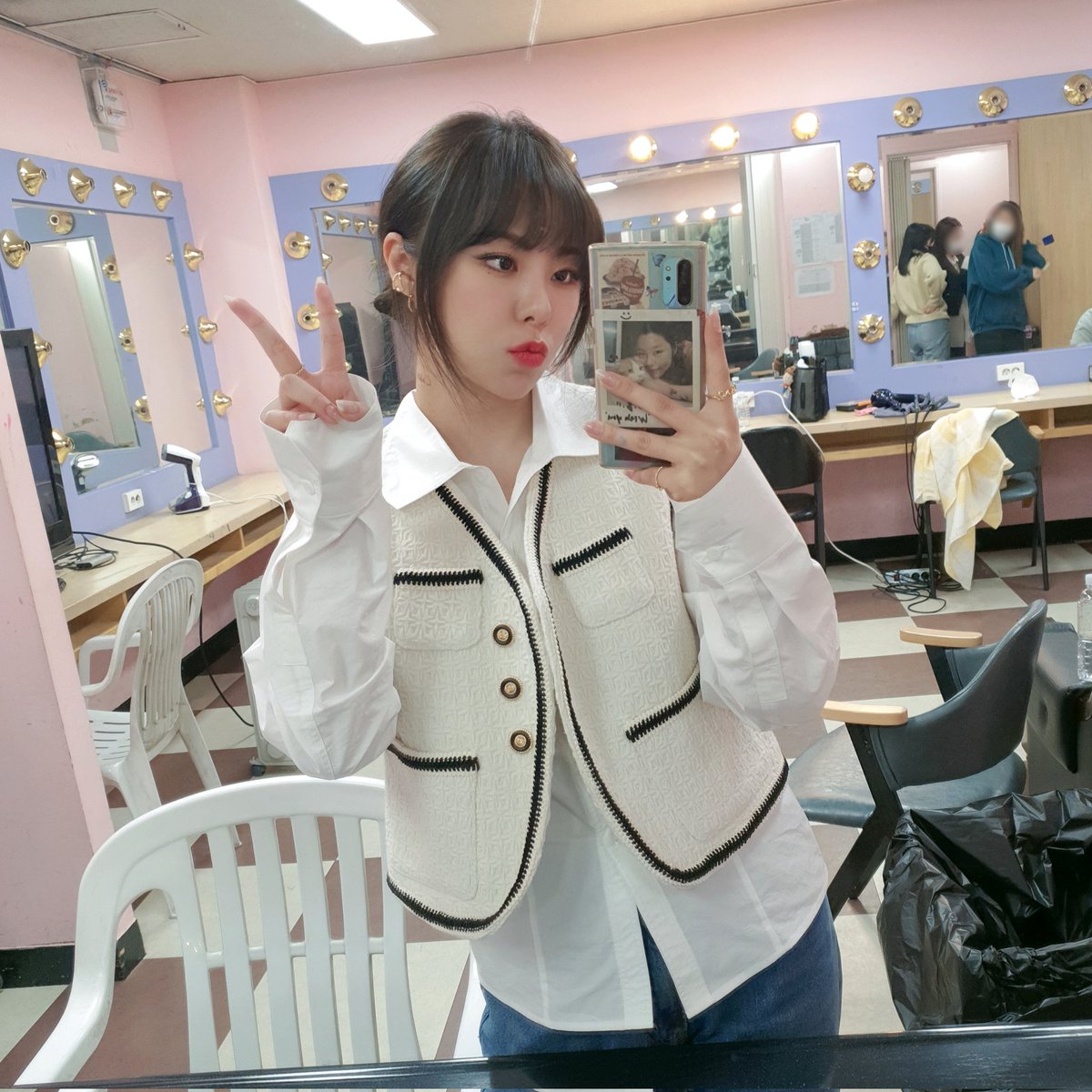 THEL1VE_LABEL's tweet photo. [#WheeIn] 
잠시 후, PM 6시!
I'm LIVE 공연이 생중계 됩니다📺
#휘인 이와 함께 만나요🤙🏻

✔ https://t.co/9mft2ueVMP

#Im_LIVE #아임라이브 https://t.co/pF2xx4jNS5