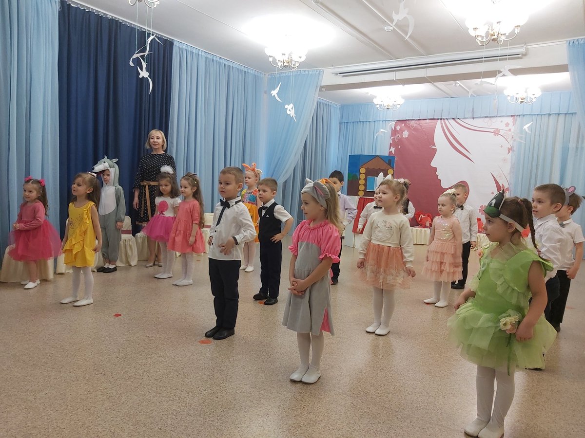 Весна начинается с прекрасного праздника. Ребята трогательно поздравили любимых мам и бабушек🤩