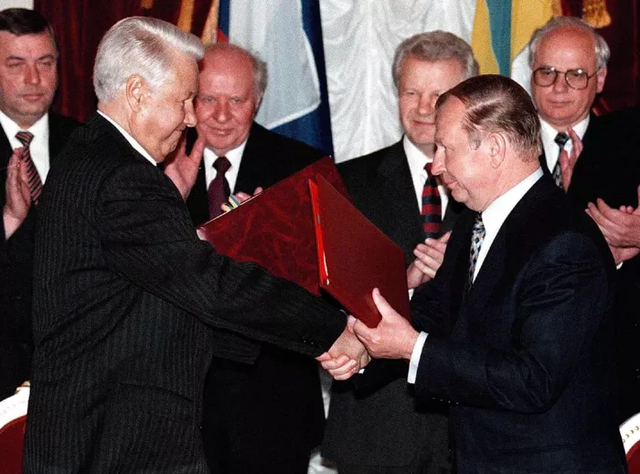 mrkoolzaad's tweet photo. 1996 Rusland - Oekraïne. Kernwapens in ruil voor de garantie dat Rusland nooit de Oekraïne zou bedreigen of aanvallen. (Via Reddit) https://t.co/bmIIHaDr2P