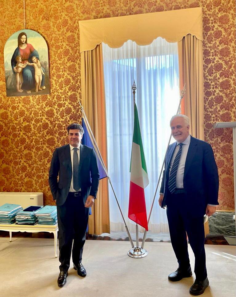 FregaPasquale's tweet photo. Ieri a Firenze con @EugenioGiani per parlare di #sanità in #Toscana. Un confronto aperto e costruttivo per ridisegnare il futuro del sistema salute in questo territorio e, a cascata, avere un impatto sul quello italiano. #novartis #alfiancodelleregioni https://t.co/LBTynx9HQh