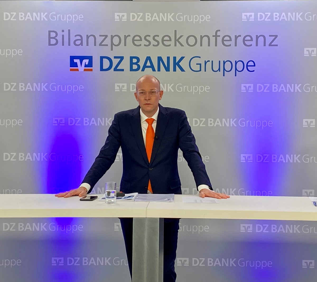 "Der Krieg in der #Ukraine + das Leid der Menschen erschüttern uns zutiefst. Es ist uns ein Bedürfnis zu helfen“, so unsere Co-CEOs U. Fröhlich + C. Riese. Die Genossenschaftliche FinanzGruppe hat eine erste finanzielle Unterstützung auf den Weg gebracht. #bilanzpressekonferenz