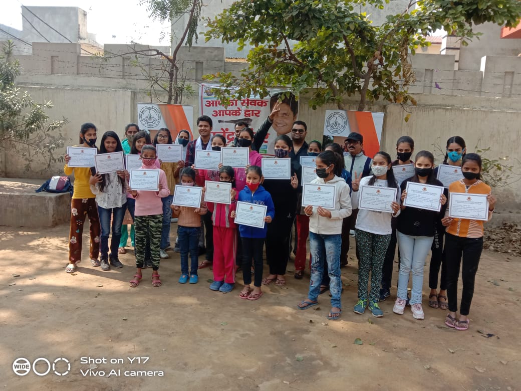 YBDSINDIA's tweet photo. Certificates distribution of free self-defence training organized by Youth Base Development Society with support of Delhi Police(Special police unit for women and children)
Thanks to Mr. @SatenderTonger for continuous support.
@dcpspuwac @NITIAayog @MinistryWCD https://t.co/cTOysOBOWQ