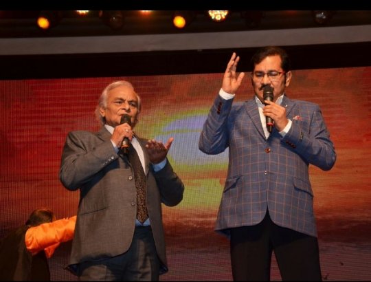SudeshBhosale_'s tweet photo. HAPPY BIRTHDAY🌹  ANAND JI BHAI.....
#KalyanjiAnandji #gravitystudios #sudeshbhosle https://t.co/BYpjWCxM5t