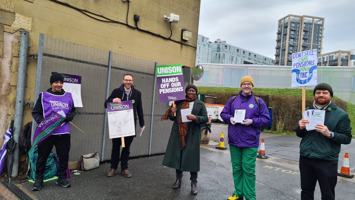 UHEGreenwich's tweet photo. Our picket line at the Laban building #ussstrike https://t.co/WDlLKkcU4t
