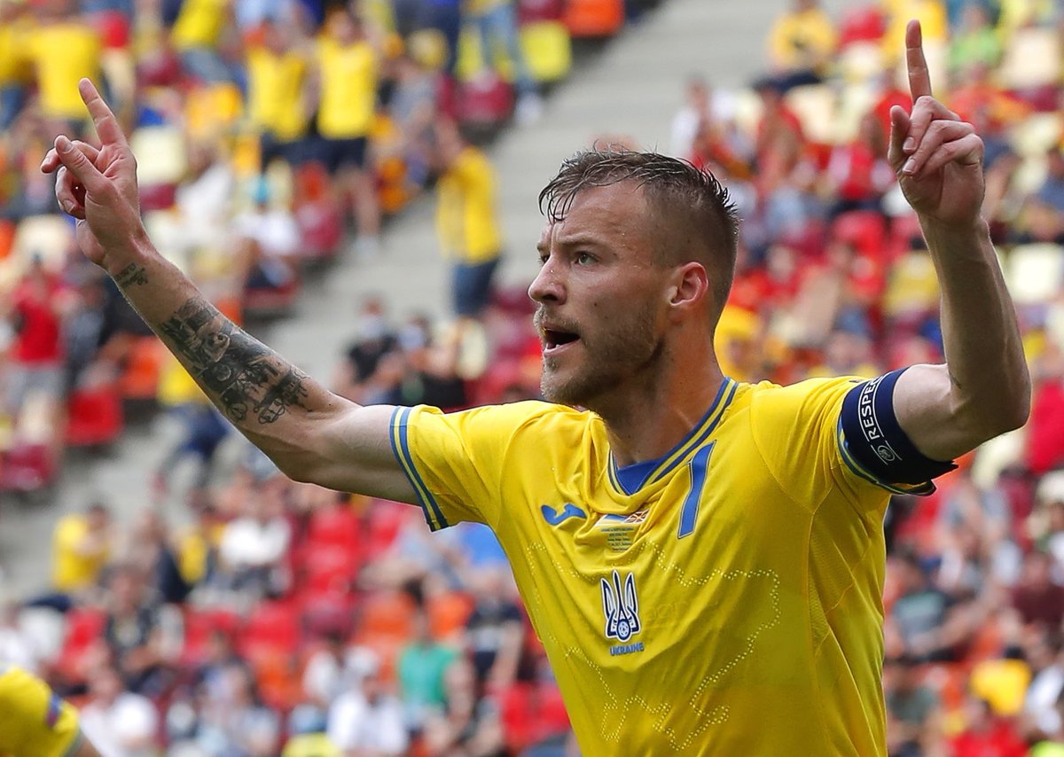 Yarmolenko: "Tenho uma pergunta para os jogadores russos. Qual é a razão para não dizerem nada? No meu país matam pessoas, mulheres, mães e os nossos filhos. Mas não fazem nenhum comentário. Vocês têm influência sobre as pessoas, mostrem-lhes o que está a  acontecer na Ucrânia!"