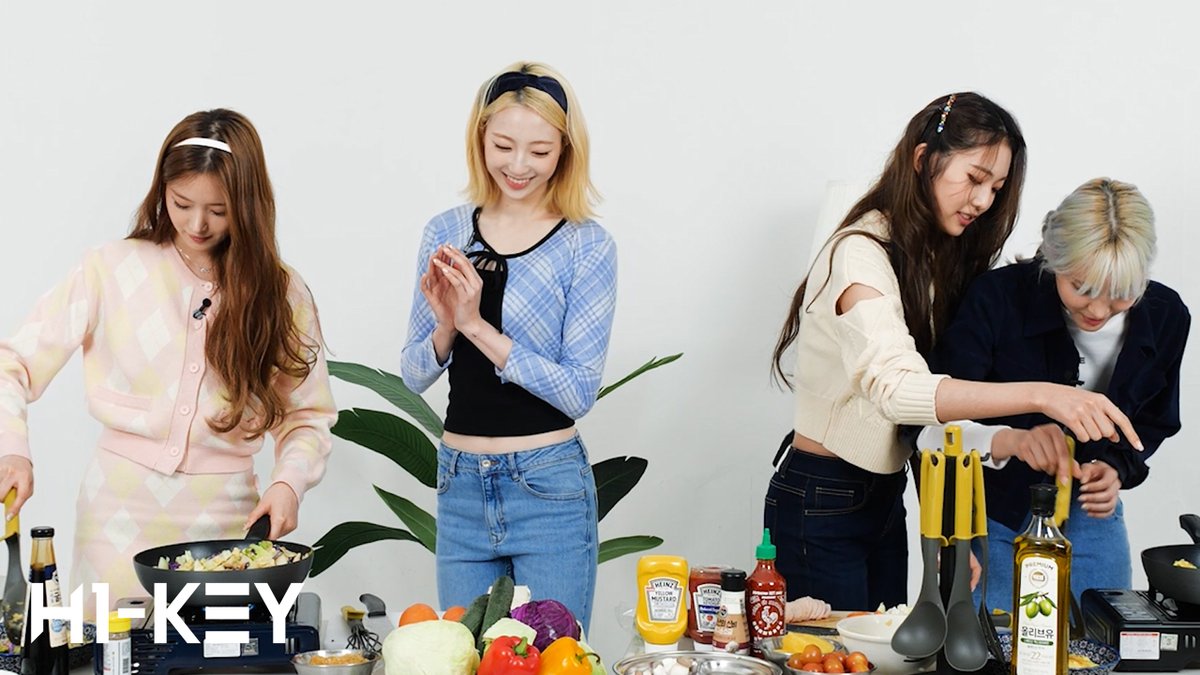 H1KEY_official's tweet photo. 우리 잘하고 있는 거 맞아?😅 | 🍴하이키의 식단 만들기 대결🍴

▶️ https://t.co/4wrm5nCa1I

#H1KEY #하이키
#SEOI #RIINA #YEL #SITALA 
#서이 #리이나 #옐 #시탈라 #GORUN https://t.co/jjfr4KgFBT