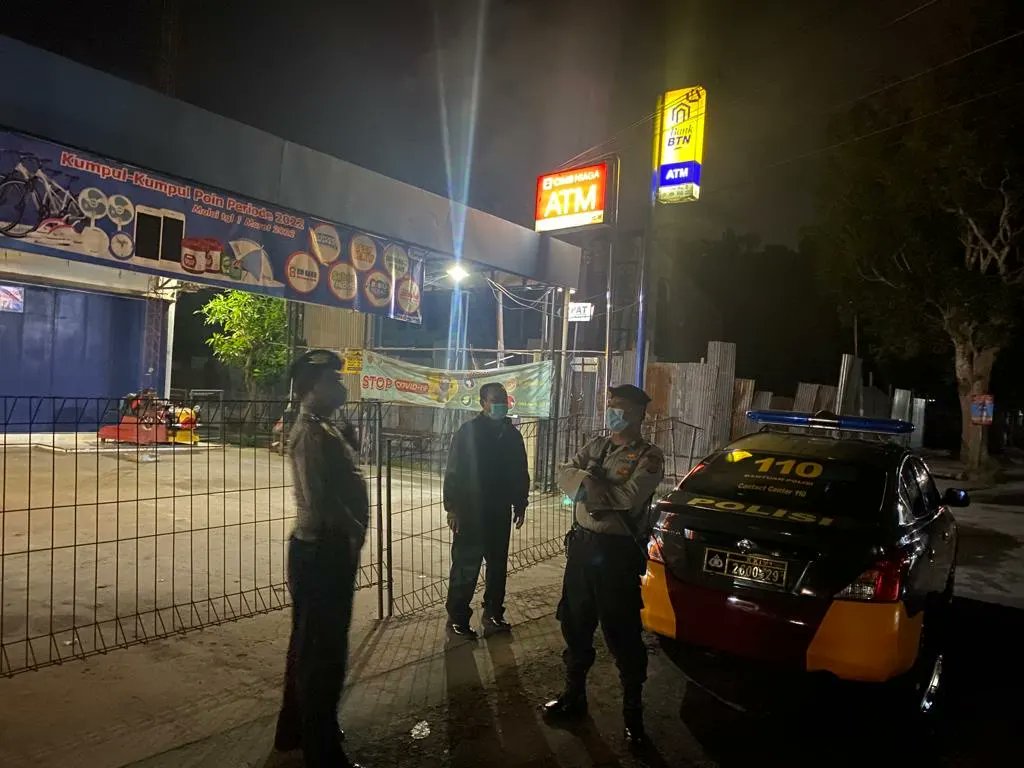 banguntapannews's tweet photo. Rabu 2 Maret 2022 pukul 00.10 - 04.00 Wib, giat rutin polsek banguntapan harkamtibmas berikan rasa aman masyarakat cegah kriminalitas, kerumunan PPKM level 3 dan gangguan kamtibmas. Hasil wilayah aman kondusif
#harkamtibmas
#polsekbanguntapan
#ppkmlevel3 https://t.co/ch9BSmead4