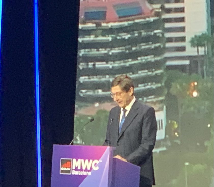 Interesante conferencia de J. I. Goirigolzarri en #MWC respecto como la digitalización transforma sectores, especialmente en la manera de relacionarse con los clientes