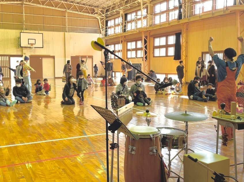 SUNDAY_LABO's tweet photo. 先週の日曜は、雲仙BASE(旧 雲仙小学校)で行われたダンサーmacciさんのイベントに、さんでーらぼでゲスト出演させて頂きました！

子どもも大人もたくさんのみなさまにご参加頂き、ありがとうございました✨🌈

また雲仙のみんなに会える時を楽しみにしているよ〜♫

#雲仙base #長崎県雲仙市 https://t.co/yviAtpoDOy