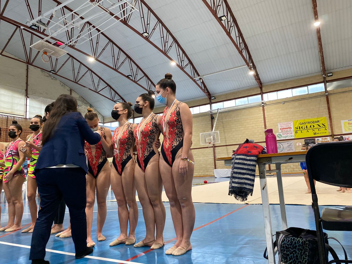 El sábado comenzamos temporada de competición con el conjunto de Interclubs. 
Pese a que este mes no pudieron entrenar defendieron dignamente su montaje consiguiendo un bonito tercer puesto 🥉💖🦋