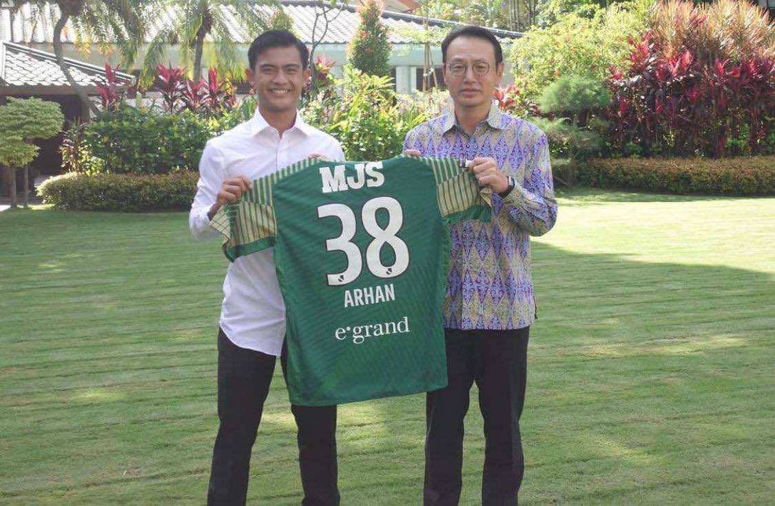 Fandom_ID's tweet photo. Pratama Arhan akan memakai nomor 38 di klub barunya.

Coba tak tes, siapa tahu udah pada lupa, apa nama klub barunya Arhan? https://t.co/T8qdI7OvAl