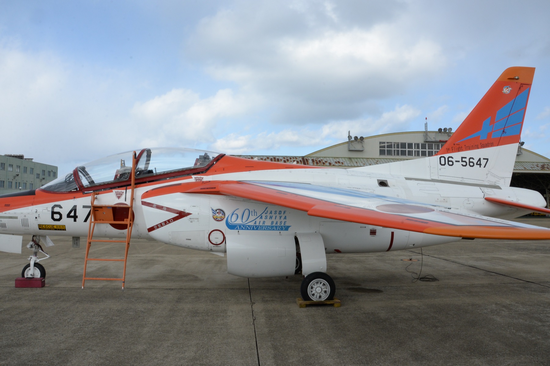 芦屋基地航空祭】教官パイロットが操る T-4 練習機 