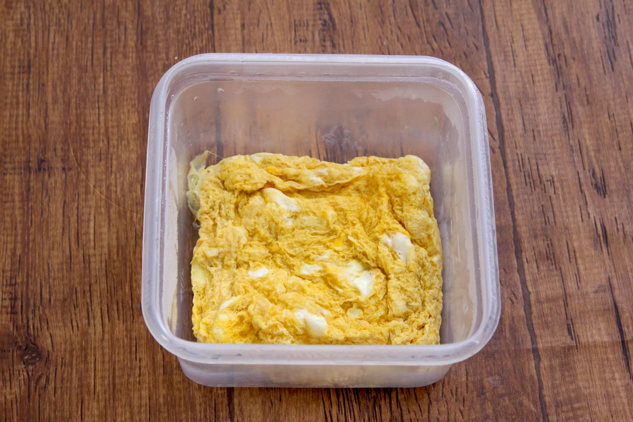 ほとんど混ぜて電子レンジで温めるだけ！忙しい朝にもぴったりそうな「厚焼き玉子」レシピ！