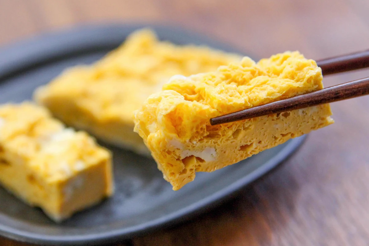 ほとんど混ぜて電子レンジで温めるだけ！忙しい朝にもぴったりそうな「厚焼き玉子」レシピ！