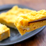 ほとんど混ぜて電子レンジで温めるだけ!忙しい朝にもぴったりそうな「厚焼き玉子」レシピ!