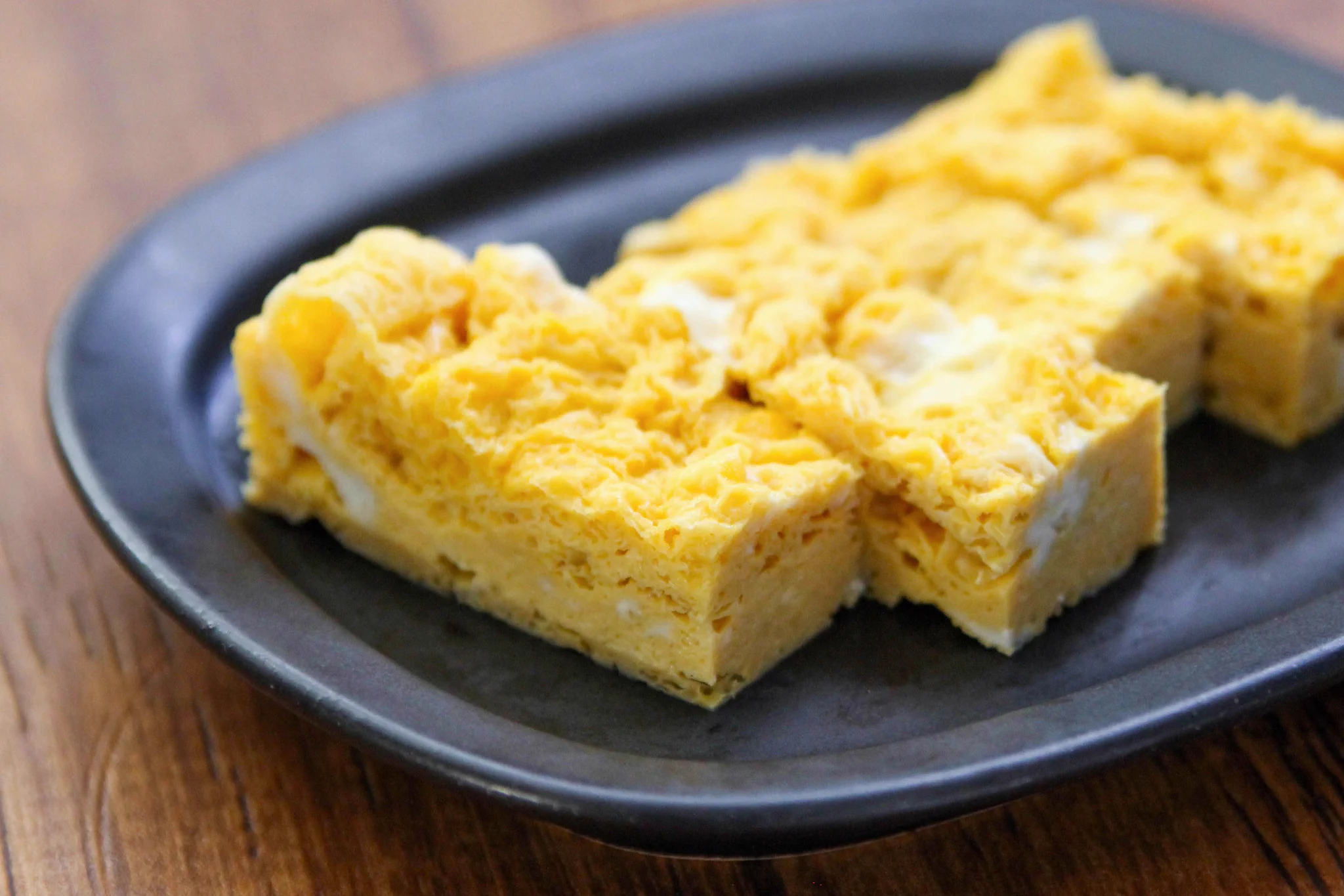 ほとんど混ぜて電子レンジで温めるだけ！忙しい朝にもぴったりそうな「厚焼き玉子」レシピ！