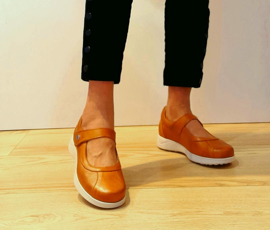 Una bailarina clásica, en cuero con plantilla extraíble acolchada y transpirable, muy ligera. Cierre en velcro. Confort y bienestar para tus pies. 
C/ Villarroel,231
calzadosaludable.com 
#bailarina #zapato #calzadosaludable #Villarroel231