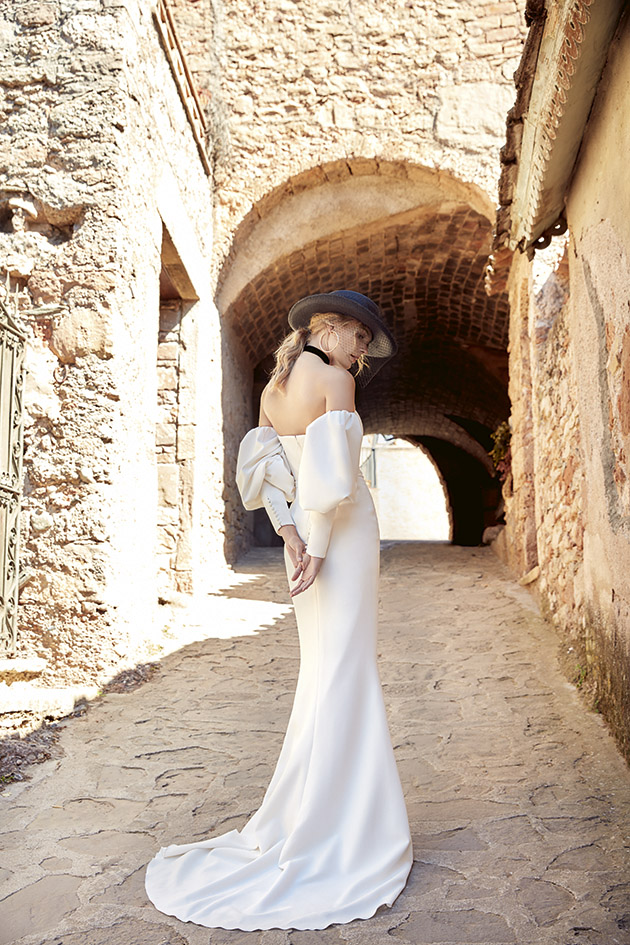 yolancris's tweet photo. LESS IS MORE - Nowadays the trend of be a minimal bride is getting bigger and bigger. Do you want to discover more, click here https://t.co/BkwCKqhWTb  #minimalbride #minimal #weddingdress #isaidyes #bridetobe #yolancris https://t.co/Wc8UxwLtNT