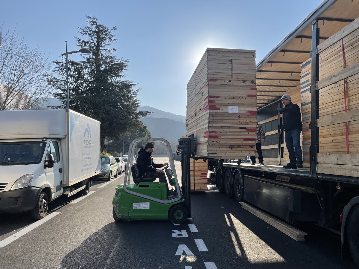 Chargement en cours pour les équipes sur Carros, puis direction Toulouse pour une belle presta’ ! #onahâte
Bon courage à nos équipes présentes !! #aucop #aucoppartner #event #eventfrenchriviera #evenementiel #toulouse #atelierdeco #decoevenementielle #prestatairetechniqueetdeco