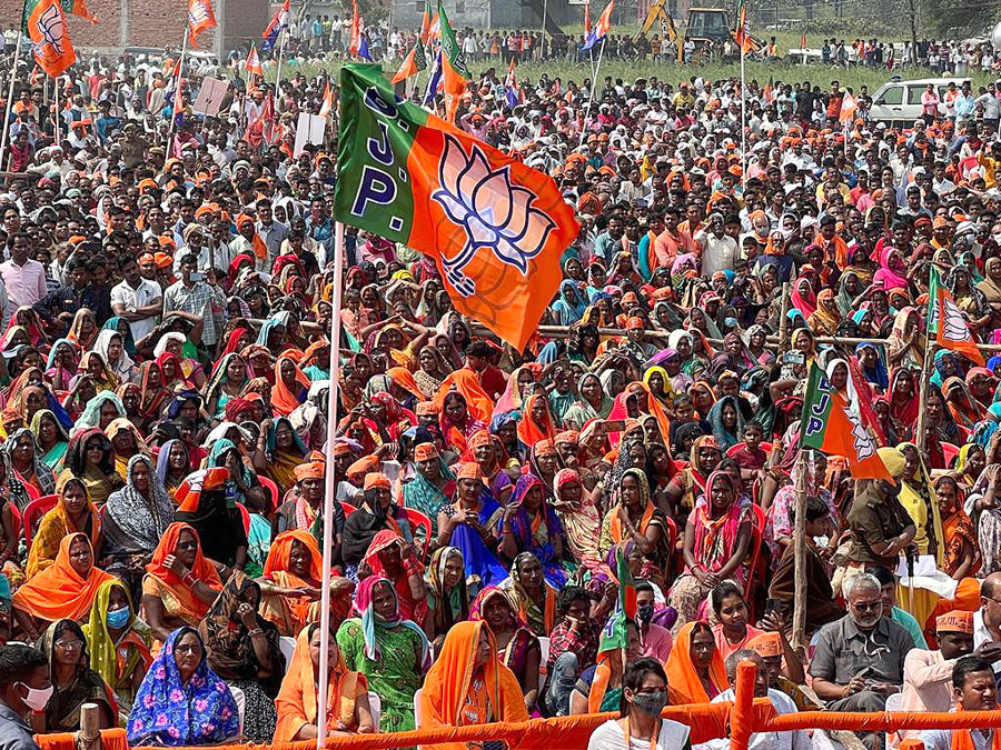 myogiadityanath's tweet image. जनपद मऊ की सुशासन प्रिय जनता ने दगाबाजों, दंगाबाजों और धमकीबाजों को कठोर सबक सिखाने का निर्णय लिया है।

यहां उमड़ा प्रचंड जन सैलाब भाजपा की विराट विजय का मार्ग प्रशस्त कर रहा है।

यहां हर बूथ पर माफियावादी, घोर परिवारवादी बुरी तरह हारेंगे।