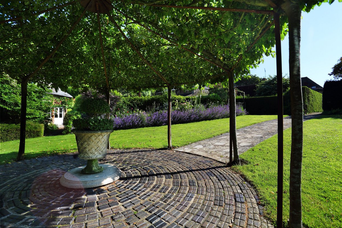 Look for somewhere to have your wedding? Yarlington House is perfect, with its stunning gardens and exclusive use of grounds! <a href="/WeddingHour/">#WeddingHour</a> 
.
.
#weddinghour #weddingvenue #somersetweddingvenue #wedding #countryhouse