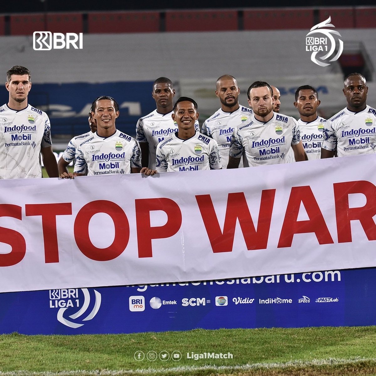 PERSIJA Jakarta dan PERSIB Bandung membagikan pesan sebagai bentuk dukungan perdamaian di dunia sebelum laga dimulai 🙏

#BRILiga1 #BangkitBersama #DukungDariRumah