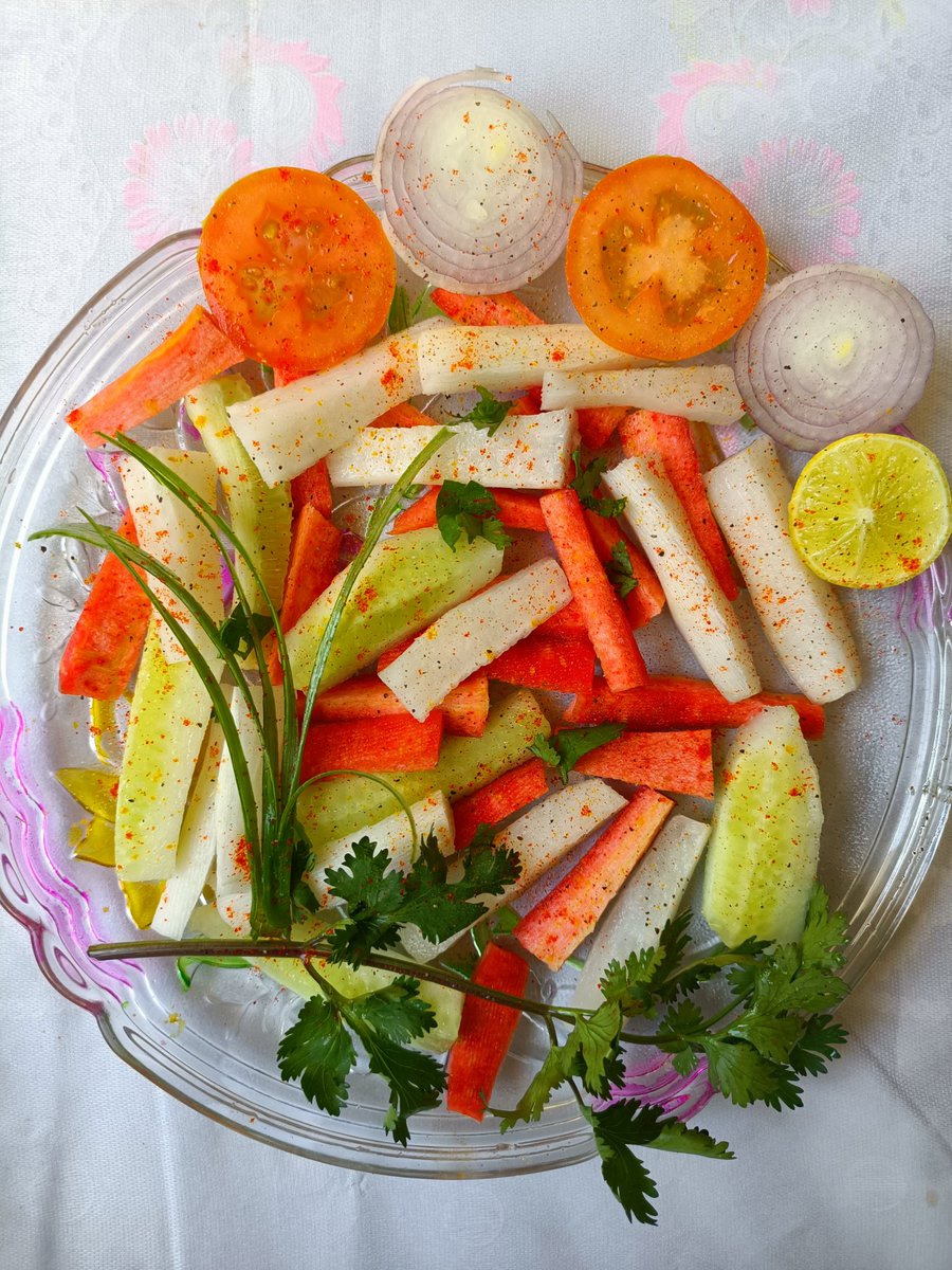 MamtaPatwal3's tweet photo. Salad 🥗 #HealthyLiving #healthylifestyle #Vegetables #salad #mamtakitchenfairy https://t.co/r0sF4RPLtJ